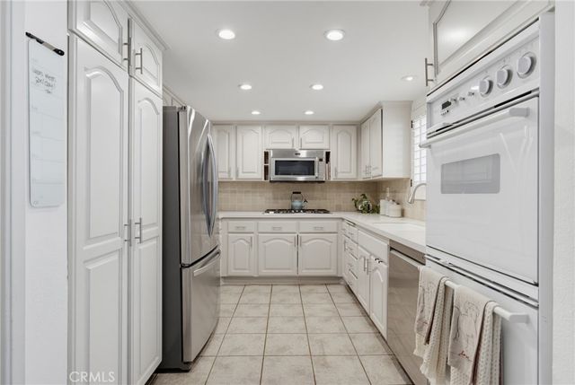 21901 Burbank, Woodland Hills, CA 91367
