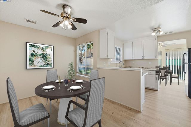 93 Cassia Dr, Hayward, CA 94544