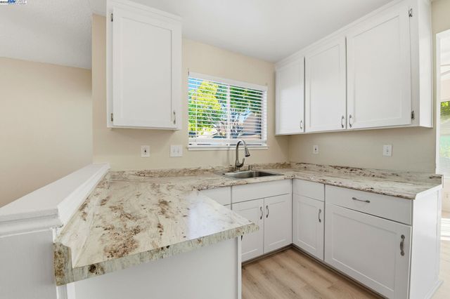 93 Cassia Dr, Hayward, CA 94544