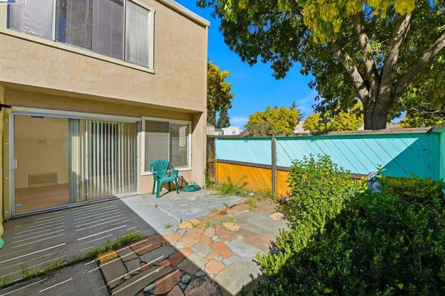 93 Cassia Dr, Hayward, CA 94544