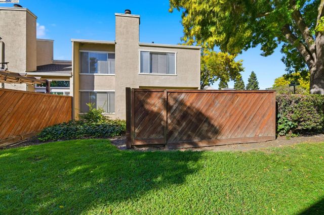 93 Cassia Dr, Hayward, CA 94544