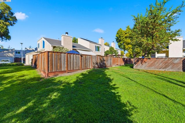 93 Cassia Dr, Hayward, CA 94544