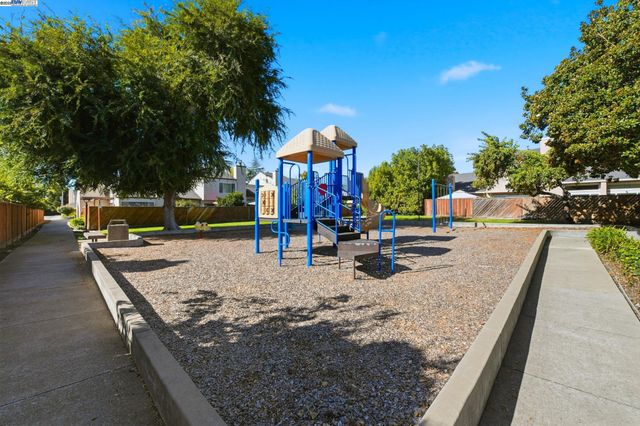 93 Cassia Dr, Hayward, CA 94544