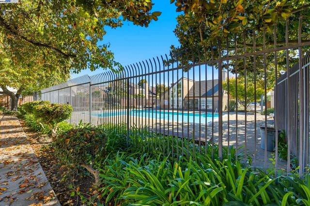 93 Cassia Dr, Hayward, CA 94544