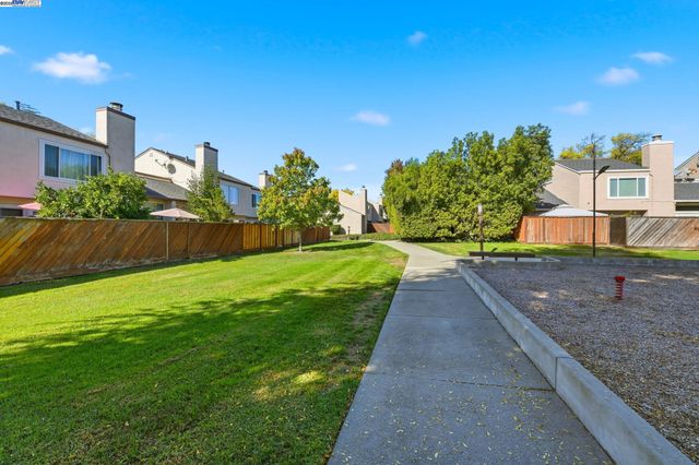 93 Cassia Dr, Hayward, CA 94544