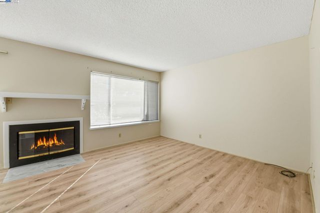 93 Cassia Dr, Hayward, CA 94544