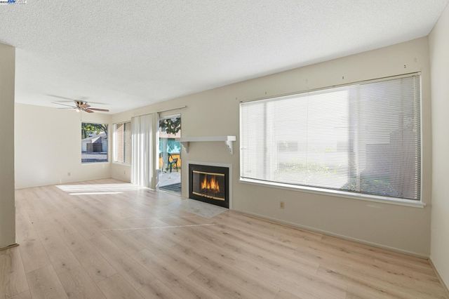 93 Cassia Dr, Hayward, CA 94544