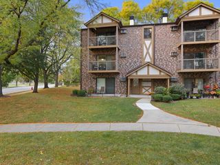 751 S DWYER Avenue F, Arlington Heights, IL 60005