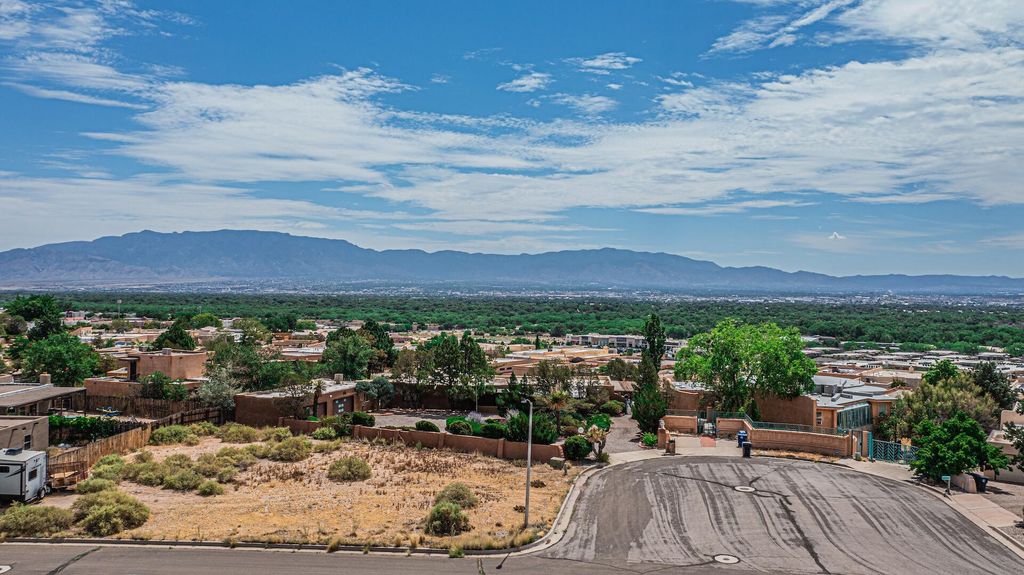 Image 7 of property listing at Canada Vista Place NW, Albuquerque, NM 87120