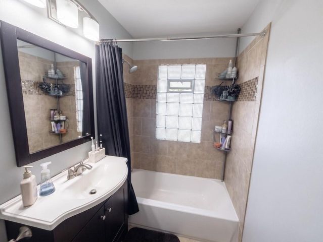 3379 S Burrell STREET, Milwaukee, WI 53207