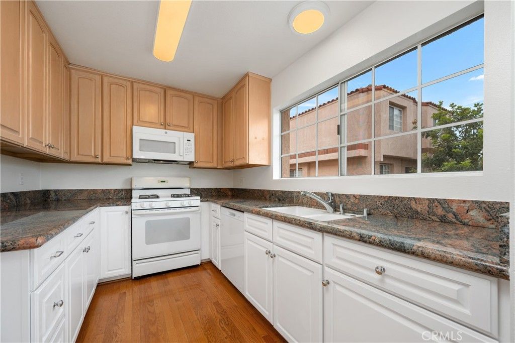 Image 7 of property listing at 3101 Plaza Del Amo 101, Torrance, CA 90503