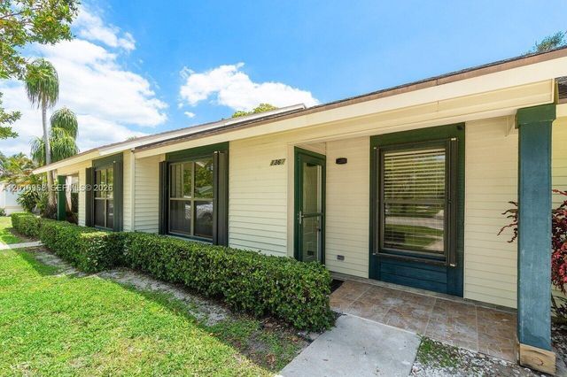 1367 Riverside Cir 1367, Wellington, FL 33414