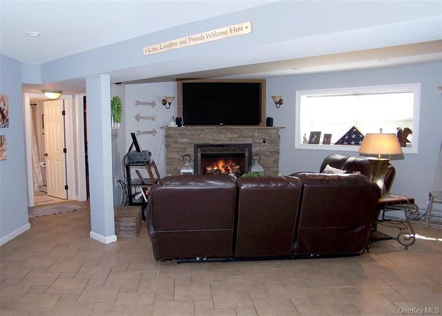 11 Doral Lane, Yaphank, NY 11980