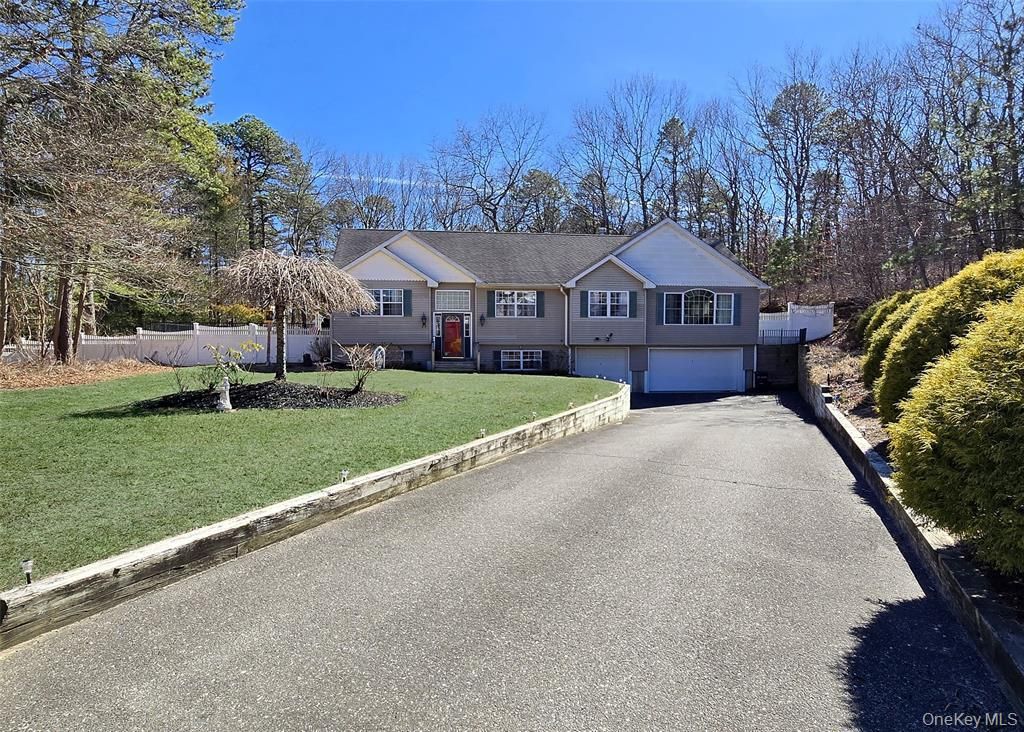 11 Doral Lane, Yaphank, NY 11980