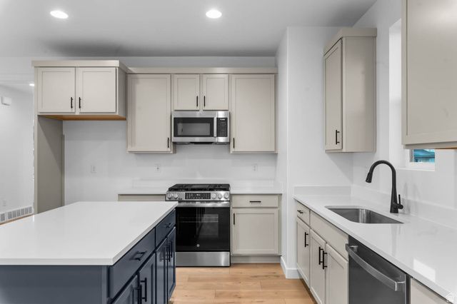 7009 W HIDDEN WAY, West Jordan, UT 84081
