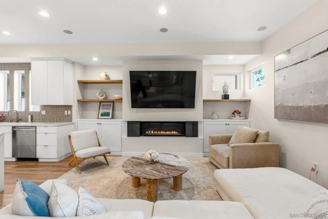 107 Edgeburt, Encinitas, CA 92024