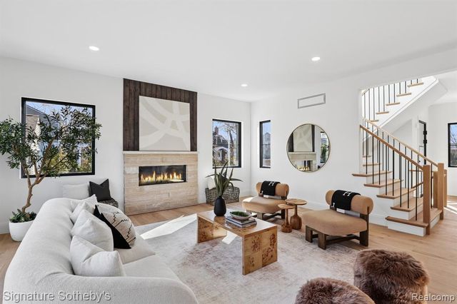 1094 Lincoln Court, Birmingham, MI 48009