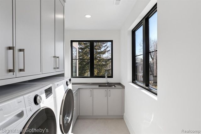 1094 Lincoln Court, Birmingham, MI 48009