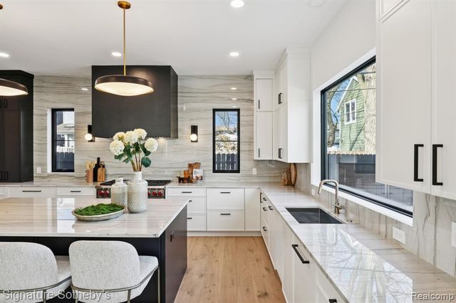 1094 Lincoln Court, Birmingham, MI 48009