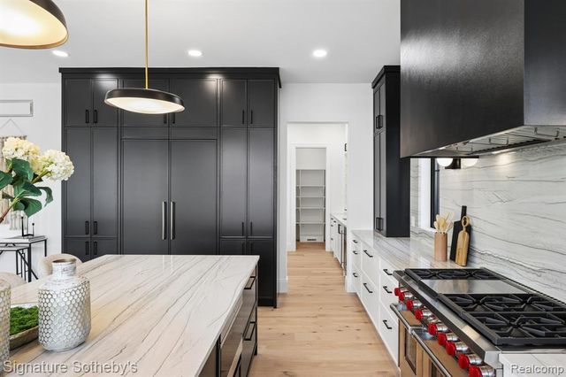 1094 Lincoln Court, Birmingham, MI 48009