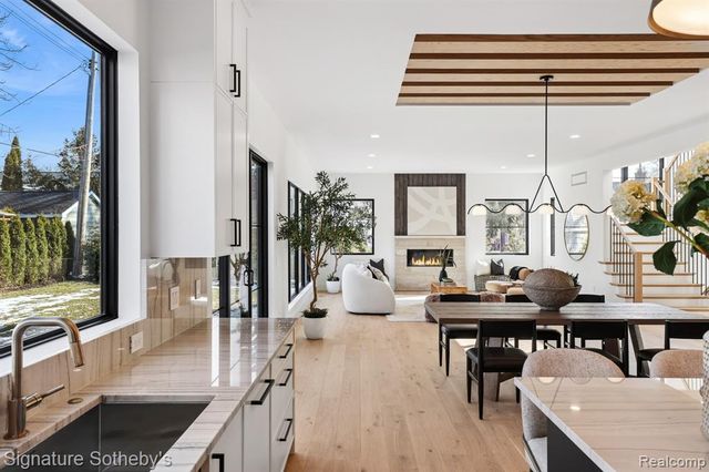 1094 Lincoln Court, Birmingham, MI 48009