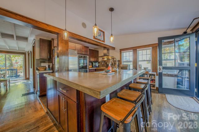 597 Tomahawk Avenue, Black Mountain, NC 28711