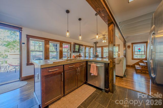 597 Tomahawk Avenue, Black Mountain, NC 28711