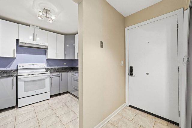 650 Perrie Drive 303, Elk Grove Village, IL 60007