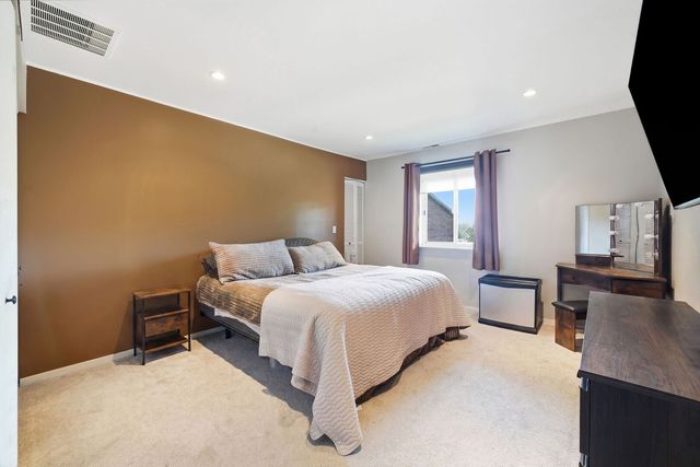 650 Perrie Drive 303, Elk Grove Village, IL 60007
