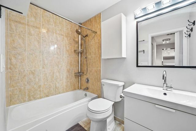 650 Perrie Drive 303, Elk Grove Village, IL 60007