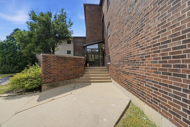 650 Perrie Drive 303, Elk Grove Village, IL 60007