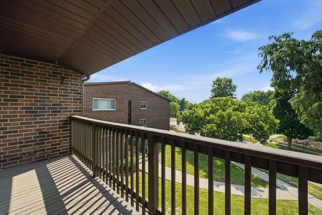650 Perrie Drive 303, Elk Grove Village, IL 60007