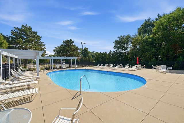 650 Perrie Drive 303, Elk Grove Village, IL 60007