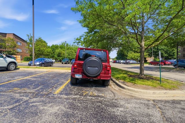 650 Perrie Drive 303, Elk Grove Village, IL 60007