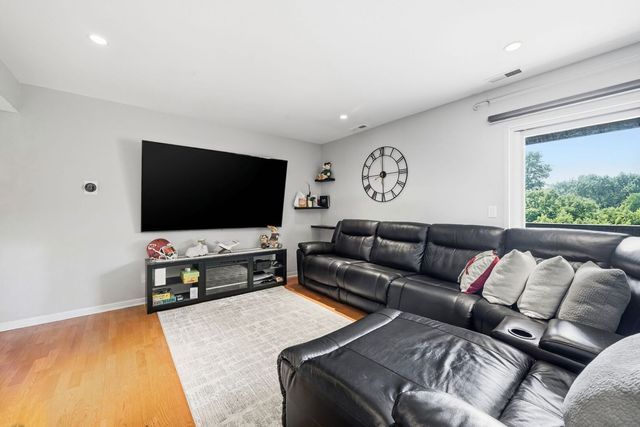 650 Perrie Drive 303, Elk Grove Village, IL 60007