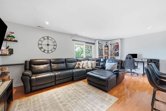 650 Perrie Drive 303, Elk Grove Village, IL 60007
