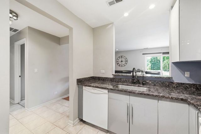 650 Perrie Drive 303, Elk Grove Village, IL 60007