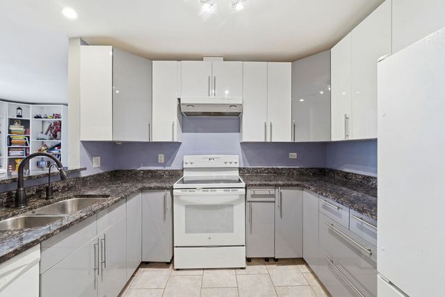 650 Perrie Drive 303, Elk Grove Village, IL 60007