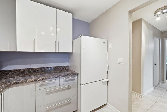 650 Perrie Drive 303, Elk Grove Village, IL 60007