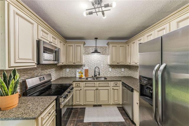6739 Roe Avenue, Prairie Village, KS 66208