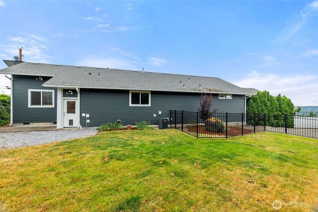 2025 5th Street SE, Puyallup, WA 98372