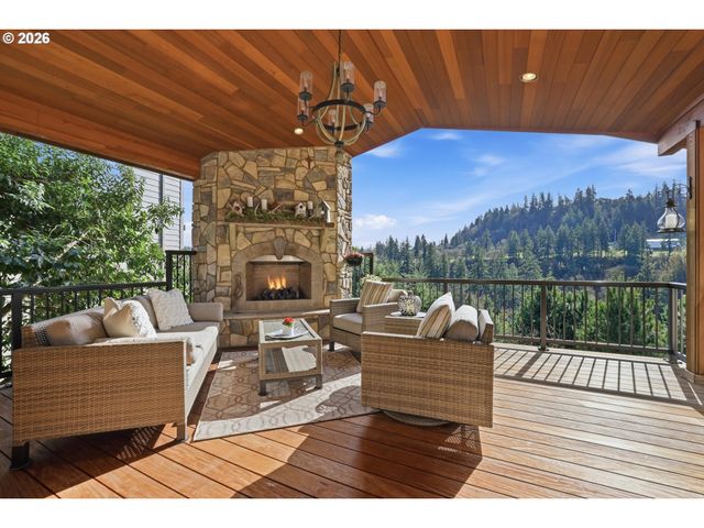 1465 WILLAMETTE FALLS Dr, West Linn, OR 97068