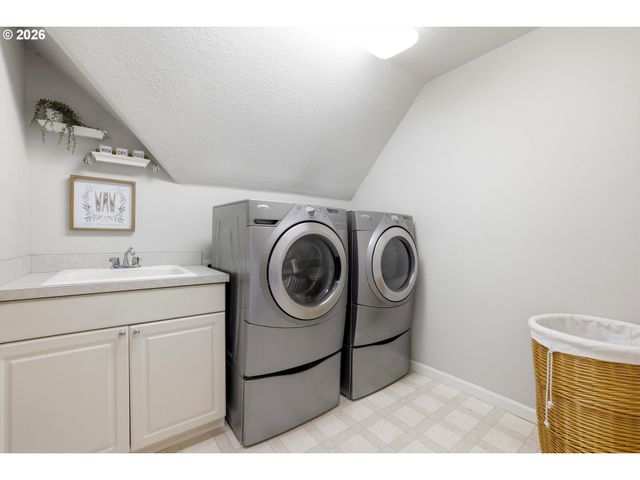 1465 WILLAMETTE FALLS Dr, West Linn, OR 97068