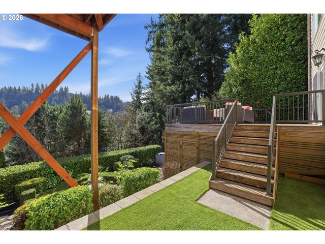 1465 WILLAMETTE FALLS Dr, West Linn, OR 97068