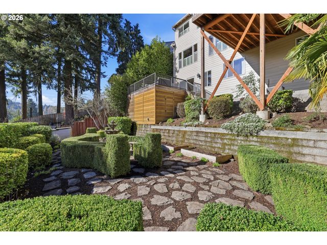 1465 WILLAMETTE FALLS Dr, West Linn, OR 97068