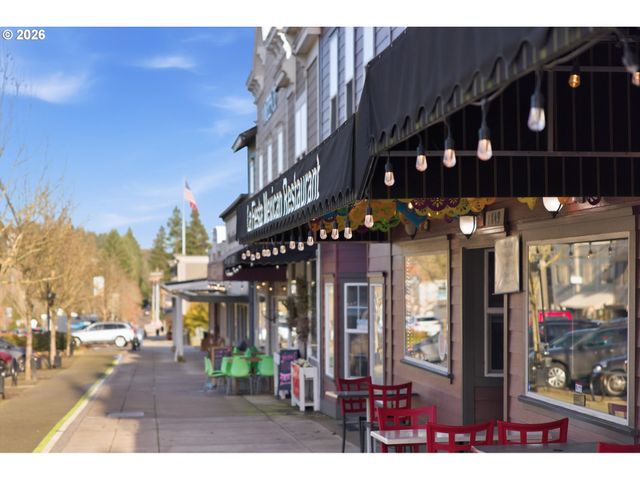 1465 WILLAMETTE FALLS Dr, West Linn, OR 97068