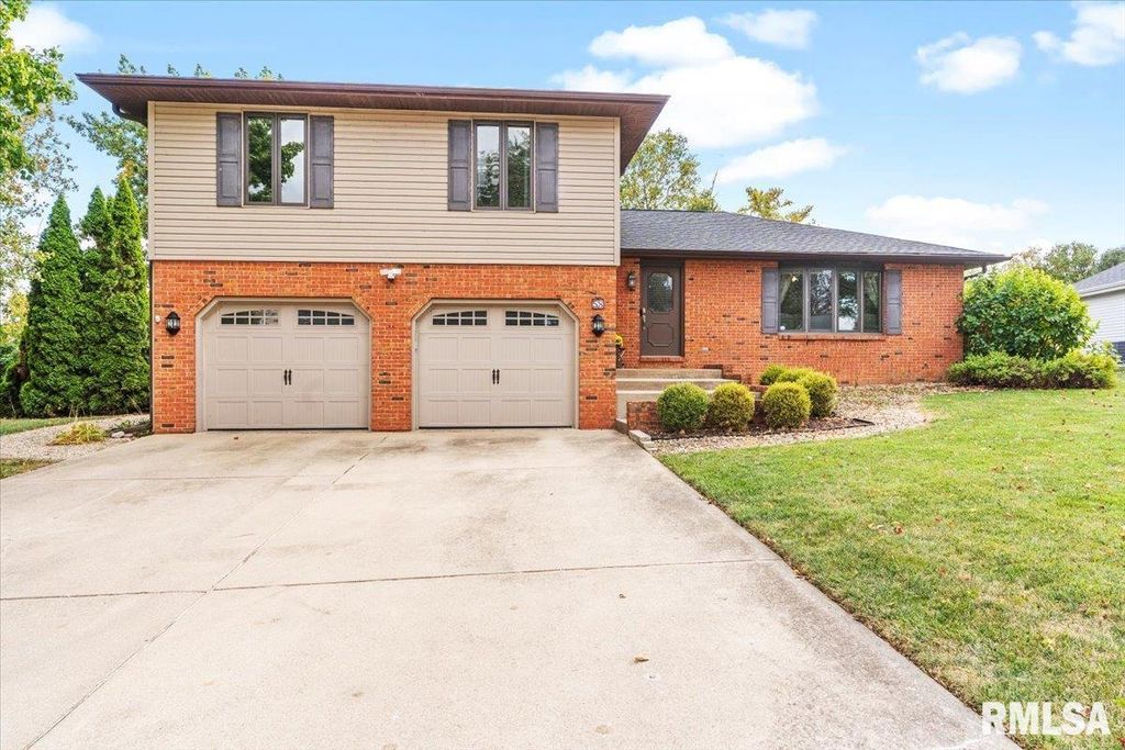 58 Greentrail Drive, Chatham, IL 62629