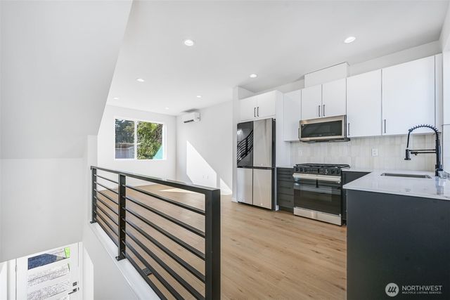 902 N 107th Street, Seattle, WA 98133
