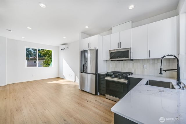 902 N 107th Street, Seattle, WA 98133