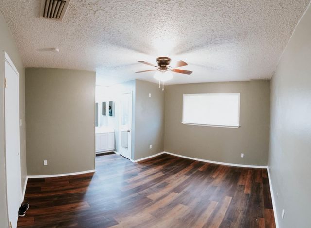 9 E Mountain Creek Court 10, Grand Prairie, TX 75052